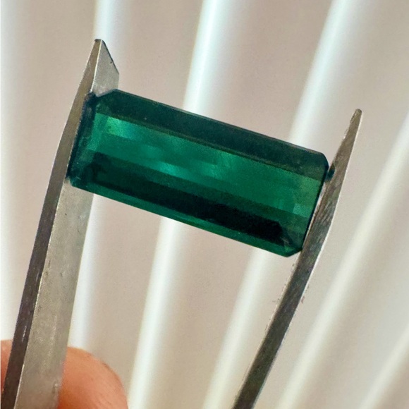 Estate Jewelry - 3.50 carats High end  VS genuine tourmaline gemstone 
.